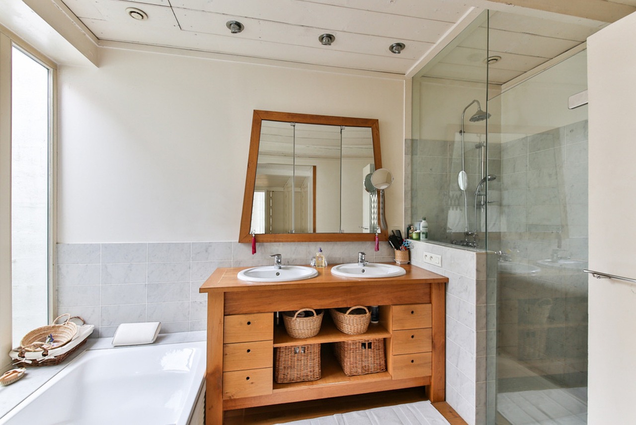 How to Design a Small Bathroom to Maximize Storage and Functionality